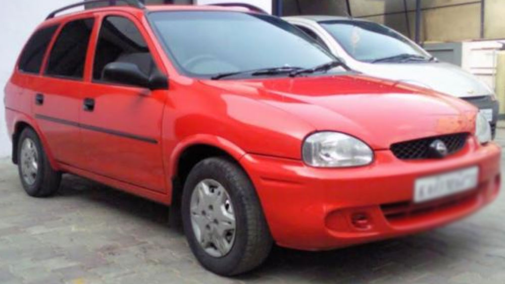 ওপেল কোরসা সুইং: ২০০৩-এ বাজারে আসে গাড়িটি। কোরসা সেডানের মতো দেখতে ছিল এই স্টেশন ওয়াগনটি। ভারতের বাজারে সে সময় যে সব স্টেশন ওয়াগনগুলো ছিল তাদের  মধ্যে সবচেয়ে দ্রুততম ছিল এটি। সর্বোচ্চ গতি ১৭০ কিলোমিটার প্রতি ঘণ্টা।