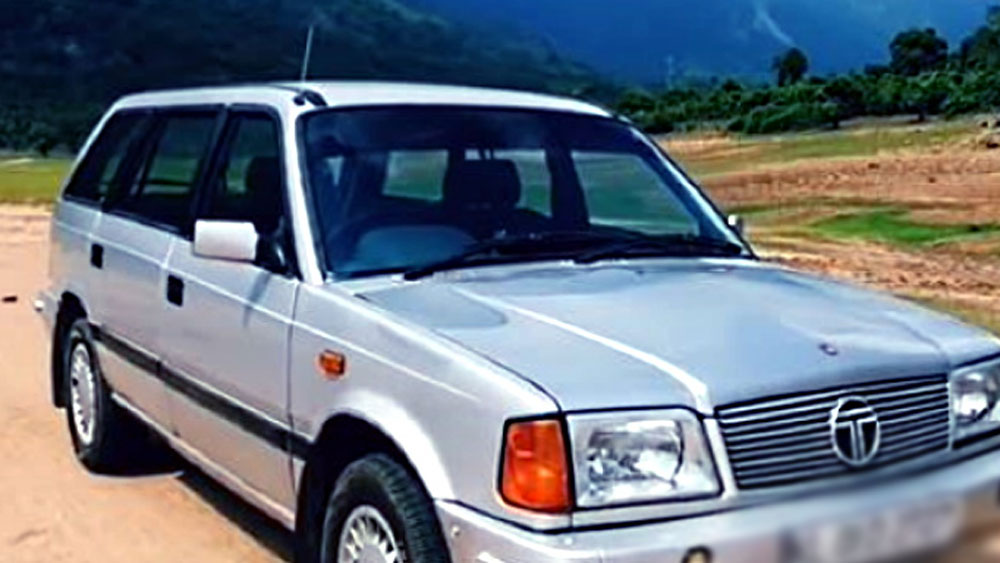 টাটা এস্টেট: টাটা মোটরস তৎকালীন টেলকো-র প্রথম যাত্রিবাহি গাড়ি টাটা এস্টেট।  ১৯৯২-তে এর উত্পাদন শুরু হয়। তবে ২০০০ সালের পর গাড়িটির উৎপাদন বন্ধ করে দেয় টাটা। সে সময় ভারতের আধুনিতম গাড়িগুলির মধ্যে ছিল এস্টেট। তবে সাসপেনশন, অত্যধিক ফুয়েল কমসাম্পসন, ক্রুটিযুক্ত ইলেকট্রিক্যাল সিস্টেমের কারণে চাহিদা হারায়।