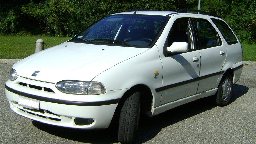 ফিয়াট উইকএন্ড: সিয়েনা-বেসড স্টেশন ওয়াগন এটি। ২০০২-এ ভারতের বাজারে আসে গাড়িটি।  মডেলটির ডিজাইন করেন জিওরগেট্টো গুইগিয়ারো। সংস্থার রঞ্জনগাঁও প্ল্যান্টে গাড়িটি উত্পাদন করা হত। অন্যান্য ফিয়াটের মতোই এর ভাগ্য সদয় হয়নি।