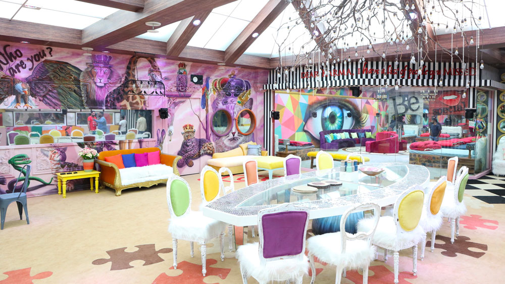 শুধু একসঙ্গে থাকাই নয়। ষোলো জন প্রতিযোগীকে একইসঙ্গে খাবার খেতে হয়। ব্যবহার করতে হয় একই শৌচাগার। ফলে করোনা-আবহে এই প্রতিযোগিতা শুরু হওয়া নিয়ে সংশয় দেখা দিয়েছিল।