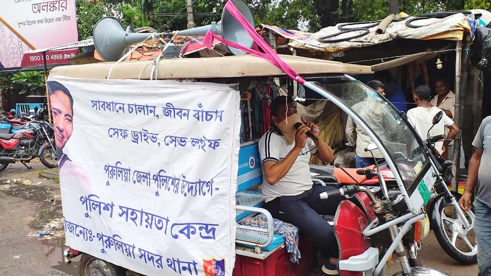 পুরুলিয়া শহরে এই গাড়ি থেকেই প্রচার চলে বলে দাবি।—নিজস্ব চিত্র।