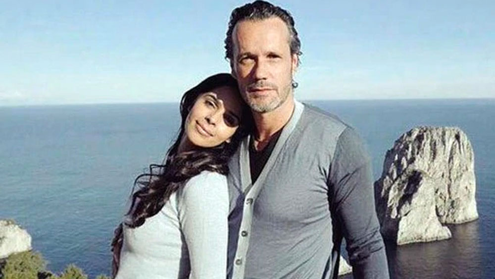 তবে একটা সময় পর তিনি বিদেশেই বেশির ভাগ সময় কাটাতেন। এই সময় ফ্রান্সের ধনকুবের শিল্পপতি সিরিল অক্সেফান্সের সঙ্গে তিনি ডেট করছেন বলেও শোনা যেতে থাকে।