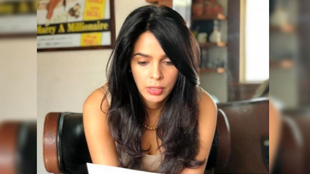 প্যারিসের অভিজাত এলাকায় মহার্ঘ্য অ্যাপার্টমেন্টও ভাড়া নেন মল্লিকা। ১৯ শতকে তৈরি এই বিশাল অ্যাপার্টমেন্ট অত্যন্ত বিলাসবহুল। যার মাসিক ভাড়া ছিল ভারতীয় মুদ্রায় কয়েক লক্ষ টাকা। 