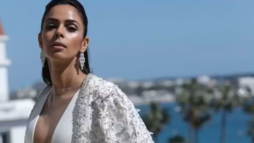 বিদেশে ‘হাই প্রোফাইল’ সময় কাটানো মল্লিকা অবশ্য এখন বছরের বেশির ভাগ সময় কাটান ভারতেই। ওয়েব সিরিজের মাধ্যমে চেষ্টা করছেন বিনোদন জগতে কামব্যাক করারও।