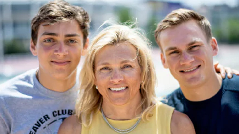 দাদার সঙ্গে মিলে ডুপ্লান্টিস বাড়ির ঢালু ছাদ বেয়ে নীচে লাফ দিতেন পায়ে রোলার স্কেট লাগিয়ে।  কিছুদিন পরে বাড়ির বসার ঘরে লম্বা ঝাড়ুকে সম্বল করে শুরু হল পোলভল্টের হাতেখড়ি।