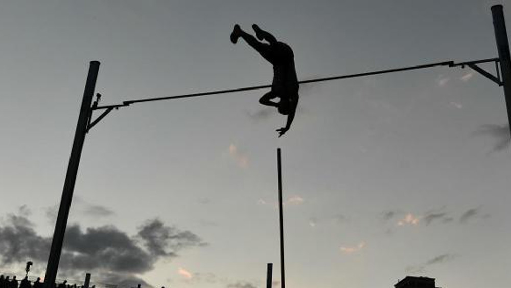 ছেলের আগ্রহ দেখে বাড়ির পিছনে উঠোনে বাবা তৈরি করিয়ে দিলেন ল্যান্ডিং পিট। যাতে সেখানে অনুশীলন করতে পারে বাড়ির সবার আদরের ‘মন্ডো’।