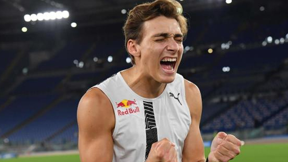 ২০১৫ সালে কলম্বিয়ায় বিশ্ব যুব চ্যাম্পিয়নশিপে তিনি প্রথম সুইডেনের হয়ে প্রতিনিধিত্ব করেন।  ৫.৩০ মিটার বা ১৭ ফিট ৪.৫ ইঞ্চি লাফিয়ে তিনি স্বর্ণপদকজয়ী হন। একইসঙ্গে তৈরি করেন নতুন বিশ্বরেকর্ড।