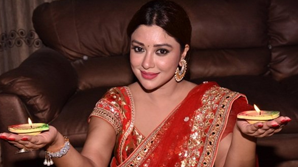 বাবা মায়ের অমতেই এক বার কলেজের ছুটিতে বাড়ি থেকে  মুম্বই চলে যান পায়েল। মুম্বইয়ে নমিত কিশোরের অভিনয় শেখানোর প্রতিষ্ঠানে যোগ দেন তিনি।