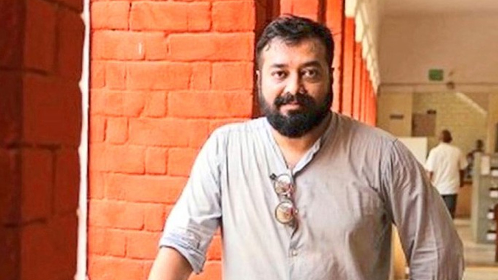 এমনিতে অনুরাগ ঘোষিত ভাবেই মোদী-বিরোধী। প্রকাশ্যেই তিনি মোদী সরকার এবং বিজেপির নানাবিধ সমালোচনা করে থাকেন। তাঁর পুরনো সংস্থা ‘ফ্যান্টম ফিল্ম’-এর এক সহযোগীর বিরুদ্ধে একটা সময়ে মিটু-র অভিযোগ ওঠে। পরে সেই সংস্থা গুটিয়ে নিতে বাধ্য হন অনুরাগ। সেই বন্ধ হওয়ার পিছনে বলিউডের একাংশ ‘রাজনীতি’কেই ‘দায়ী’ করেছিল।