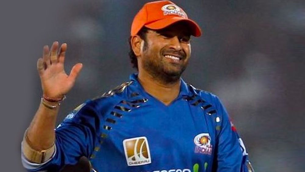 ভারতীয় ক্রিকেটারদের মধ্যে সচিন প্রথম বার অরেঞ্জ ক্যাপ পেয়েছেন আইপিএল-এ। একটি আইপিএল মরসুমে সবথেকে বেশি রান সংগ্রাহককে এই সম্মান দেওয়া হয়।