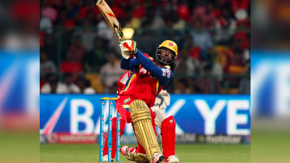 টুর্নামেন্টে সবথেকে বেশি ছয় মারার রেকর্ডও ক্রিসে গেলের তালুবন্দি। তিনি এখনও অবধি আইপিএল-এ মোট ৩২৬ টি ওভার বাউন্ডারি মেরেছেন।