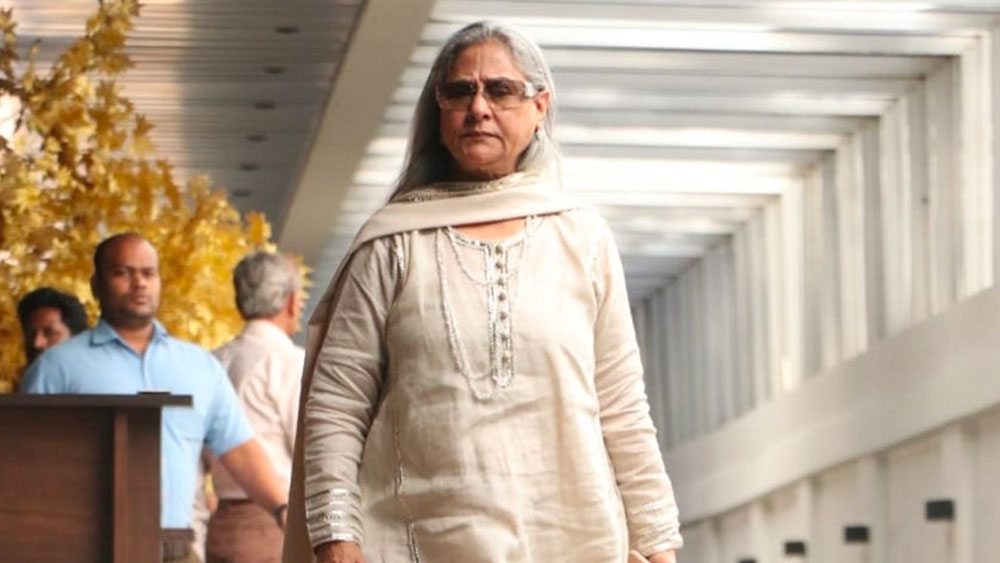 বিনা অনুমতিতে তাঁর ছবি তোলায় ক্ষিপ্ত হয়ে ওঠেন জয়া। প্রকাশ্যেই এক হাত নেন ওই ভক্তকে। অপরিচিত যুবককে ভদ্রতা শেখার জন্য বলেন।