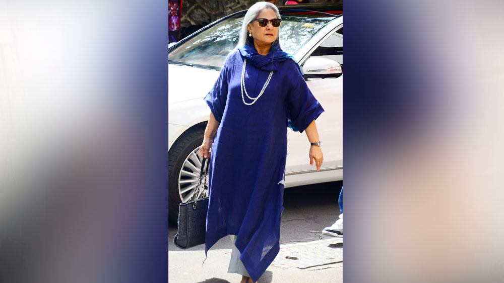 সেখানে মেজাজ হারিয়ে জয়া এক আলোকচিত্রীকে বলেন, ‘‘আপনারা যদি ফ্ল্যাশের আলোয় এত ছবি তোলেন, আমি কী করে চোখে দেখব?’’ জয়ার কাছে ক্ষমা চাইতে বাধ্য হন ওই আলোকচিত্রী।