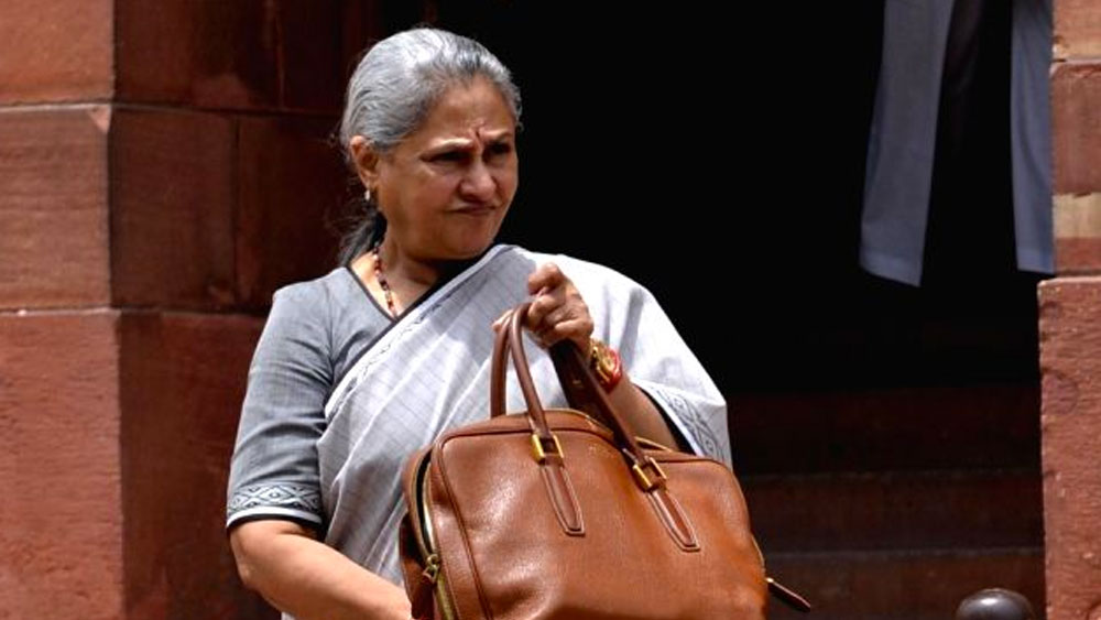 বিনা অনুমতিতে মোবাইলের ফ্ল্যাশের তীব্রতা বরাবরই না-পসন্দ জয়ার। একটি কলেজের অনুষ্ঠানে গিয়ে তিনি দর্শকাসনে ছাত্রছাত্রীদের উদ্দেশে বলেন,‘‘আপনাদের হাতে মোবাইল আছে, তার মানে এই নয় অনুমতি না নিয়ে পর পর ছবি তুলে যাবেন। অভিভাবকদের উচিত সন্তানদের বাড়িতে উপযুক্ত সহবত শেখানো।’’