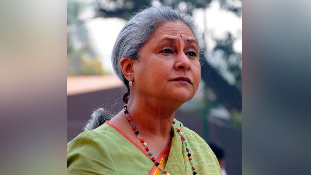 ক্ষুব্ধ জয়া তাঁকে বলেন, ‘‘আপনি বরং পুজোয় মন দিন।’’ একবার গণপতি উৎসবের সময়ও জয়ার কাছে তিরস্কৃত হয়েছিলেন নিজস্বী-নাছোড় ভক্ত।