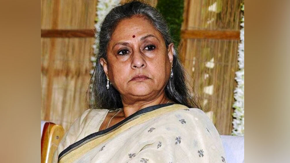 জয়ার মেজাজ নিয়ে তটস্থ থাকেন বচ্চন পরিবারও। একবার ‘কফি উইথ কর্ণ’-এ এসে অভিষেক বলেছিলেন, সপরিবার ছুটি কাটাতে গেলে তাঁদের প্রার্থনা থাকে, যেন সেখানে কোনও পাপারাৎজির মুখে পড়তে না হয়!