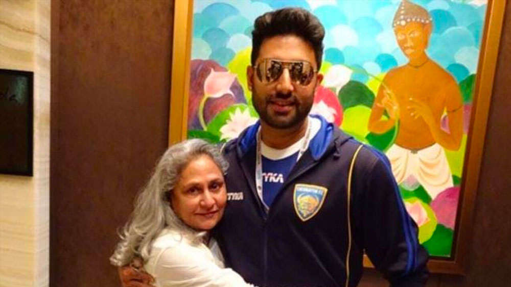 মাকে শান্ত করার ভারও নিতে হয় অভিষেককে। ২০১৪ সালে লোকসভা নির্বাচনে ভোট দিতে যাওয়ার সময় বচ্চন পরিবারকে ঘিরে ঝাঁপিয়ে পড়েন সাংবাদিকরা। তাঁদের আচরণে চটে গিয়েছিলেন জয়া। বুঝিয়ে, কথা বলে মায়ের মেজাজ ঠান্ডা করেছিলেন অভিষেক।