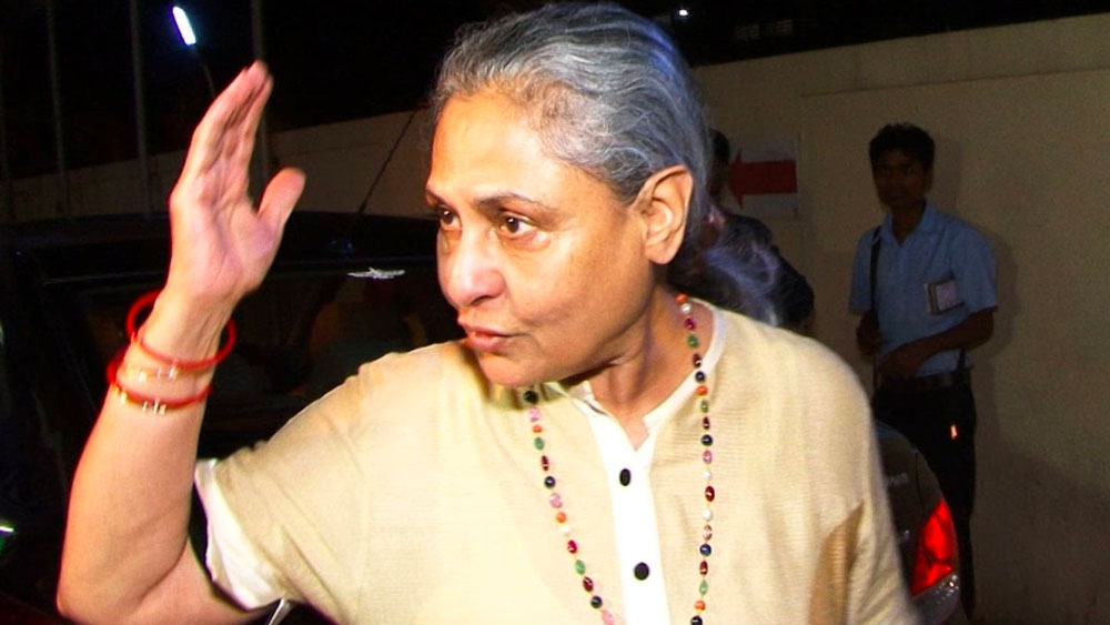 সব জায়গায় সব প্রশ্নও নিতে পারেন না জয়া। বিশেষ করে সামাজিক বা ব্যক্তিগত কোনও অনুষ্ঠানে তাঁর উদ্দেশে রাজনৈতিক প্রশ্ন উড়ে এলেই ক্ষুব্ধ হন সমাজবাদী পার্টির রাজ্যসভার এই সাংসদ।