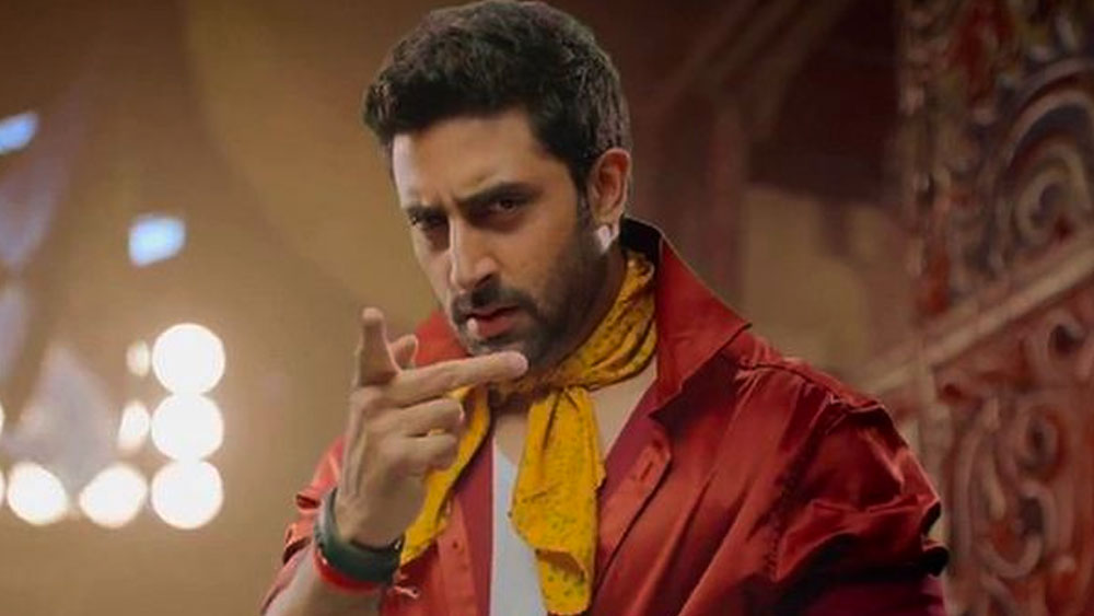 জয়ার তিরস্কার থেকে রেহাই নেই ঘরের সদস্যদেরও। অভিষেকের অভিনয়ের কঠোর সমালোচক তিনি। প্রকাশ্যেই সমালোচনা করেছিলেন ‘হ্যাপি নিউ ইয়ার’ ছবিটির। অভিষেক অভিনীত ছবিটি জয়ার কাছে ‘বোকা বোকা’ মনে হয়েছিল। ছবিটিতে
অভিষেক ছাড়াও ছিলেন শাহরুখ খান, দীপিকা পাড়ুকোন, বোমান ইরানির মতো তারকারা।