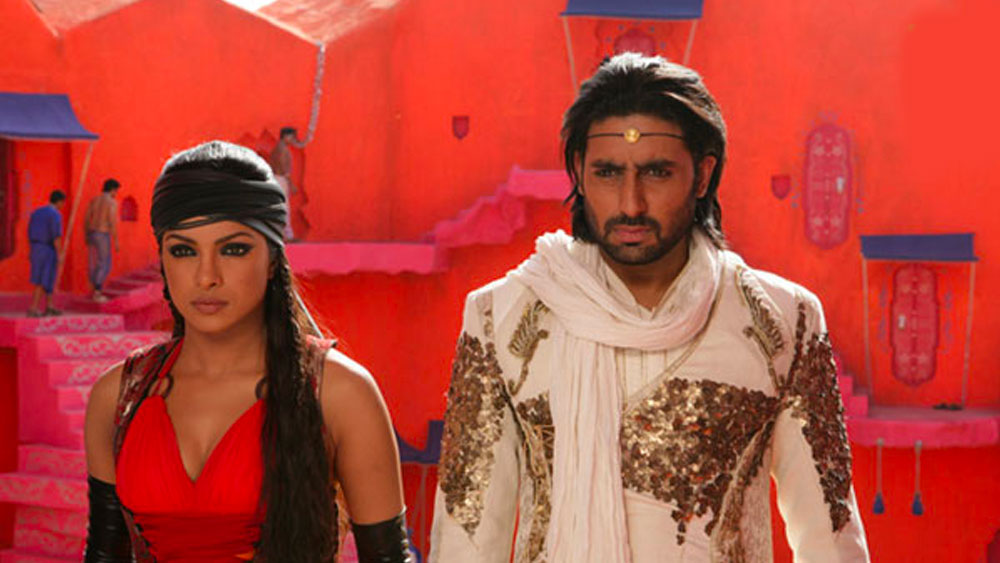 ২০০৮-এ মুক্তি পেয়েছিল অভিষেক বচ্চন-প্রিয়ঙ্কা চোপড়ার ছবি‘দ্রোণা’। ছবির মিউজিক লঞ্চ-এ গিয়ে জয়া বলেছিলেন তিনি হিন্দিতে কথা বলবেন। কারণ তিনি উত্তরপ্রদেশের মেয়ে। তাঁর এই মন্তব্যে ক্ষুব্ধ হয়েছিলেন রাজ ঠাকরে।