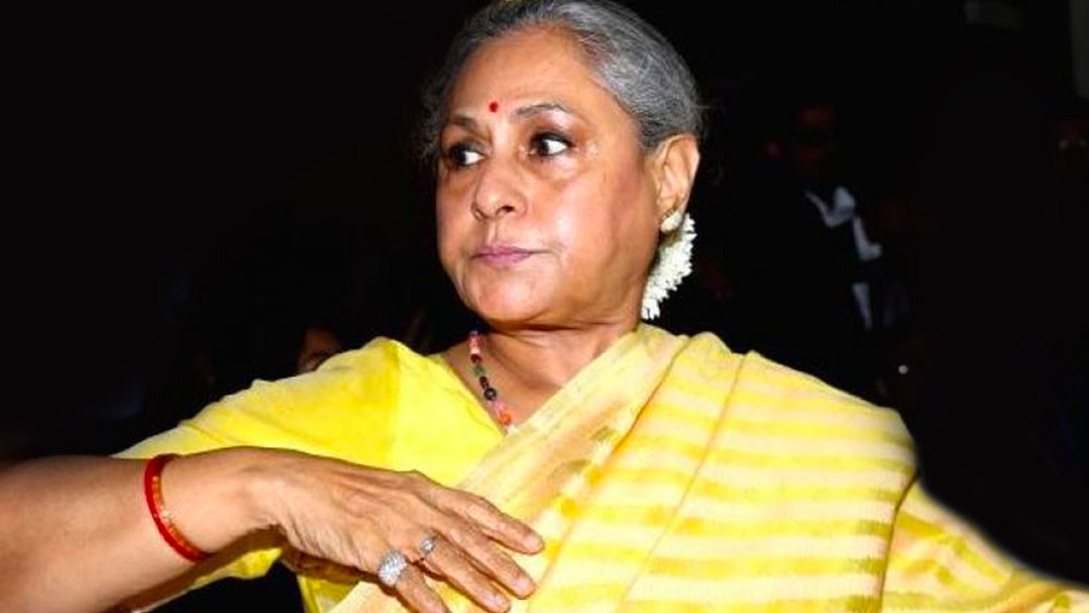 জয়া অবশ্য দ্রুত শুধরে নেন নিজেকে। বলেন, তিনি মুম্বই বা এই শহরের বাসিন্দাদের আবেগকে আঘাত করতে চাননি। যে শহর তাঁকে দু’হাত ভরে দিয়েছে,তাকে তিনি আমৃত্যু অপমান করতে পারবেন না। হিন্দি ছবির মিউজিক লঞ্চ বলে হিন্দিতে কথা বলতে চেয়েছিলেন।