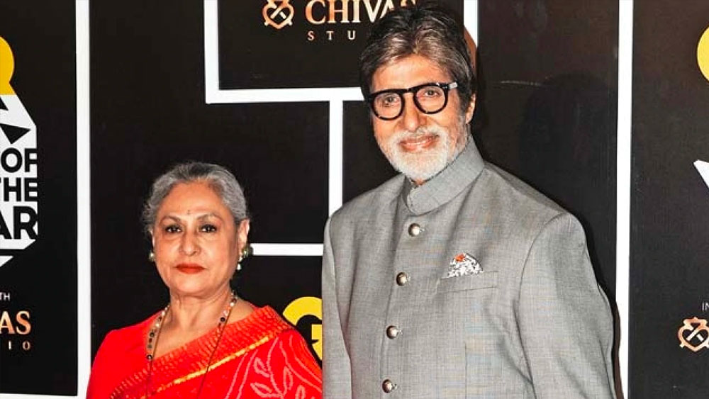 কিন্তু সবার সঙ্গে এহেন রুষ্ট ব্যবহার করা জয়া কি কাউকে ভয় পান? হ্যাঁ, তিনিও ভয় পান। সিমি গারেওয়ালের টক শো-এ জানিয়েছিলেন জয়া। বর্ষীয়ান অভিনেত্রী তথা রাজনীতিক বলেছিলেন তিনি জীবনে শুধু অমিতাভাকে ভয় পেয়েছেন। তাঁর মনে হয়েছে,অমিতাভ আদেশ করলে তিনি সেটা শুনবেন।