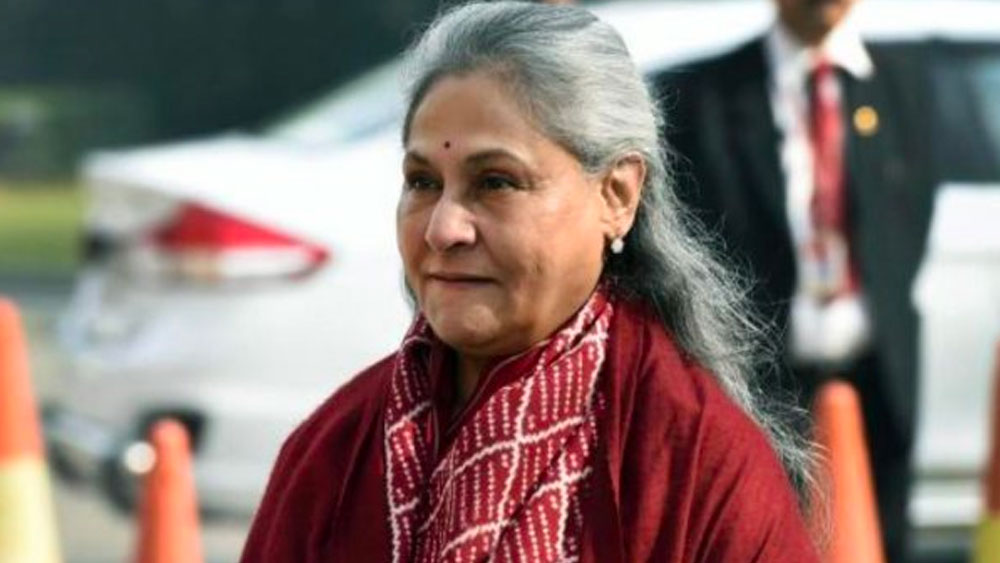 কিন্তু জয়ার মন্তব্য হজম করতে পারেননি, এমন মানুষের সংখ্যাও নেহাত কম নয়। ঘটনার জেরে মুম্বই পুলিশ বচ্চন পরিবারের নিরাপত্তা আরও দৃঢ় করেছে। ‘জলসা’-র বাইরে বাড়িয়ে দেওয়া হয়েছে নিরাপত্তারক্ষীর সংখ্যা।