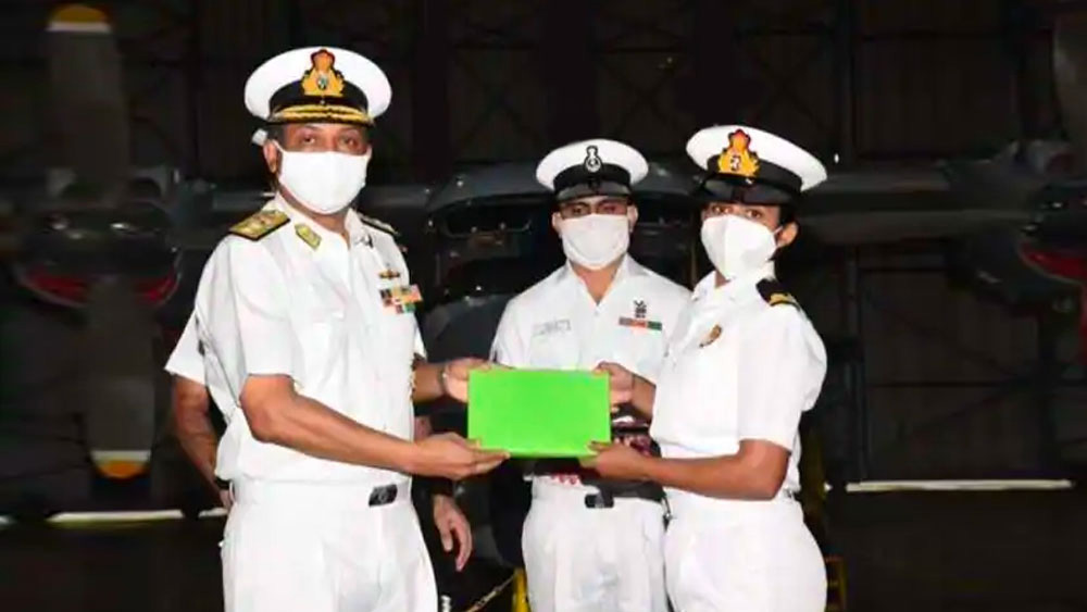 ঠাকুর্দা এবং বাবাকে অনুসরণ করে দেশসেবার স্বপ্ন দেখা শুরু রীতির। অন্যদিকে স্কুলশিক্ষিকা মা যত্ন করে শিখিয়েছেন ইংরেজি। বাবা মায়ের পাশে দিদি রিয়া-ও পাশে থেকেছেন সমর্থনের স্তম্ভ হয়ে।