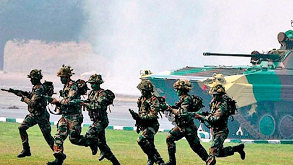 স্কুলকলেজে মেধাবী ও পরিশ্রমী বলে সুনাম ছিল কুমদিনীর। সেই ধারা বজায় থাকল সেনাবাহিনীতে প্রবেশিকা পরীক্ষার সময়েও। পরীক্ষায় উত্তীর্ণ কুমুদিনী সেনাবাহিনীতে যোগ দেন ২০১৮ সালে।