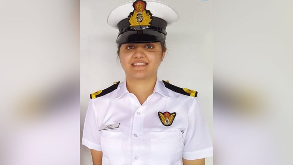 কিন্তু সেনাবাহিনীতে যোগ দেওয়ার জন্য পরিবার থেকে উৎসাহ পাননি কুমুদিনী। বরং, সবাই তাঁকে বলেছিলেন চাকরিতে যোগ দিতে। বাড়ির লোকের ইচ্ছের বিরুদ্ধে গিয়ে নিজের জেদে অটল থাকেন কুমুদিনী। আজ, ২৩ বছরের এই তরুণীর সাফল্যে তাঁর পরিবার গর্বিত।