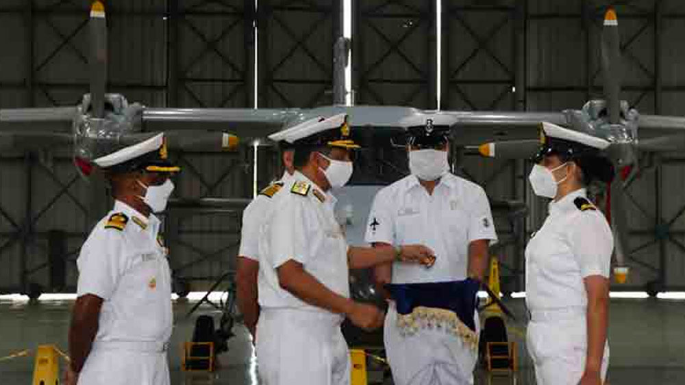 দুই অফিসারকে অভিনন্দন জানিয়ে এটিকে ঐতিহাসিক মুর্হূত বলে বর্ণনা করেছেন রিয়ার অ্যাডমিরাল অ্যান্টনি জর্জ। তিনি বলেন, ‘‘এই প্রথম হেলিকপ্টার অপারেশনের প্রশিক্ষণ দেওয়া হচ্ছে মহিলাদের। এ ভাবেই যুদ্ধজাহাজেও মহিলা অফিসারদের মোতায়েনের সূচনা হল।’’