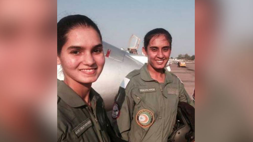 এর আগে ২০১৬ সালে ভারতীয় বায়ুসেনার প্রথম মহিলা ফাইটার পাইলট হয়েছেন ফ্লাইট লেফটেন্যান্ট ভাবনা কান্থ,  ফ্লাইট লেফটেন্যান্ট অবনী চতুর্বেদী এবং ফ্লাইট লেফটেন্যান্ট মোহনা সিংহ। এই মুহূর্তে বায়ুসেনায় ১৮৭৫ জন মহিলা রয়েছেন।