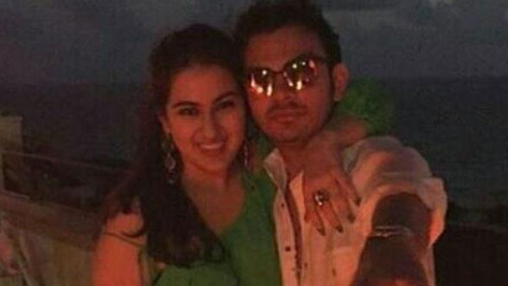 অভিনয়ে হাতেখড়ির আগে সারার সঙ্গে বীর পাহাড়িয়ার সম্পর্ক ছিল বলে শোনা যায়। বীর প্রাক্তন কেন্দ্রীয় মন্ত্রী সুশীলকুমার শিন্দের পৌত্র। তাঁদের নিয়ে একসময় বহু লেখালেখি হতো। এমনকি বীর এবং সারা, দু’জনেই সোশ্যাল মিডিয়ায় এক সঙ্গে তোলা ছবিও শেয়ার করতেন।