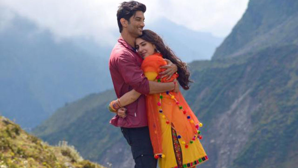 কেরিয়ারের প্রথম ছবি ‘কেদারনাথ’-এর শুটিংয়ের সময় সুশান্ত সিংহ রাজপুতের সঙ্গে সারা সম্পর্কে জড়িয়ে পড়েন বলে প্রয়াত অভিনেতার ঘনিষ্ঠ লোকজন জানিয়েছেন। বন্ধু-বান্ধবদের নিয়ে দু’জনে তাইল্যান্ড বেড়াতেও গিয়েছিলেন। সুশান্তের ফার্ম হাউসেও নাকি সারার নিয়মিত আনাগোনা ছিল। কিন্তু আচমকাই তাঁদের সম্পর্কে ছেদ পড়ে।