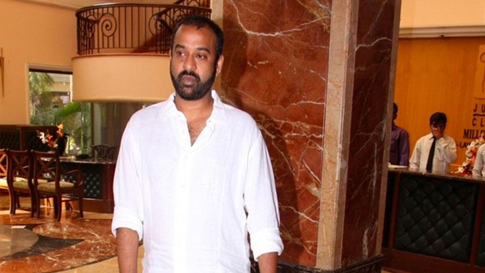 ইন্ডাস্ট্রিতে পরিচিত নাম মন্তেনা এখন ‘কওয়ান ট্যালেন্ট ম্যানেজমেন্ট এজেন্সি’-র কর্ণধার। তাঁর সংস্থায় কাজ করেন জনৈক করিশ্মা। কাজের সূত্রেই করিশ্মার সঙ্গে কথা হত দীপিকার। কারণ সংস্থার হয়ে দীপিকার ম্যানেজার ছিলেন করিশ্মা। বলিউডের পাশাপাশি আন্তর্জাতিক তারকাদের জন্যেও কাজ করে মন্তেনার সংস্থা।