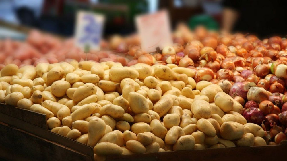 এর ফলে চাল, ডাল, আলু, পেঁয়াজ, গম, ভোজ্যতেল, তৈলবীজ অত্যাবশ্যক পণ্যের আওতা থেকে বাদ পড়ল। এই পণ্যগুলির যত ইচ্ছে মজুতের ছাড়পত্রেও আর কোনও নিষেধ থাকল না।