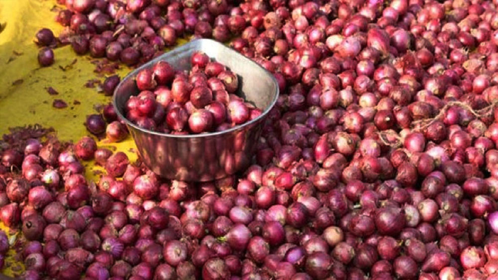 পাশাপাশি, এ বার থেকে যুদ্ধ, দুর্ভিক্ষ, প্রাকৃতিক বিপর্যয় ও অস্বাভাবিক মূল্যবৃদ্ধি ছাড়া খাদ্যশস্য মজুতে আর কোনও বিধিনিষেধ থাকবে না। আনাজের মতো পচনশীল খাদ্যপণ্যের ক্ষেত্রে দাম বেড়ে দ্বিগুণ হলে তবেই তা অস্বাভাবিক মূল্যবৃদ্ধি বলে ধরা হবে। তার আগে নয়।