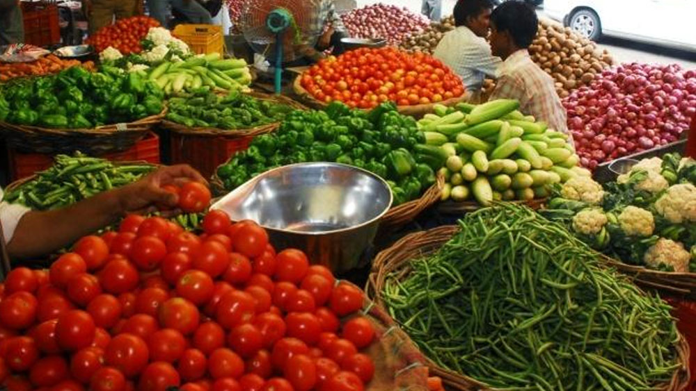 চাল-ডাল-গমের ক্ষেত্রে দেড় গুণ দাম বাড়লে তবেই সরকার হস্তক্ষেপ করবে। অর্থাৎ ১০০ টাকা কেজি দরের মুগ ডালের দাম বেড়ে অন্তত ১৫০ টাকা না-হলে কেন্দ্রীয় সরকার আর মাথা ঘামাবে না। পেঁয়াজের দাম ৪০ টাকা কেজি থেকে দ্বিগুণ বেড়ে ৮০ টাকা হলে তবেই সরকার পদক্ষেপ করবে। এই হিসেবের ক্ষেত্রে গত  ১২ মাসের গড় বাজারদর ও গত পাঁচ বছরের গড় বাজারদরের মধ্যে যেটি কম, তাকে স্বাভাবিক দাম ধরা হবে।