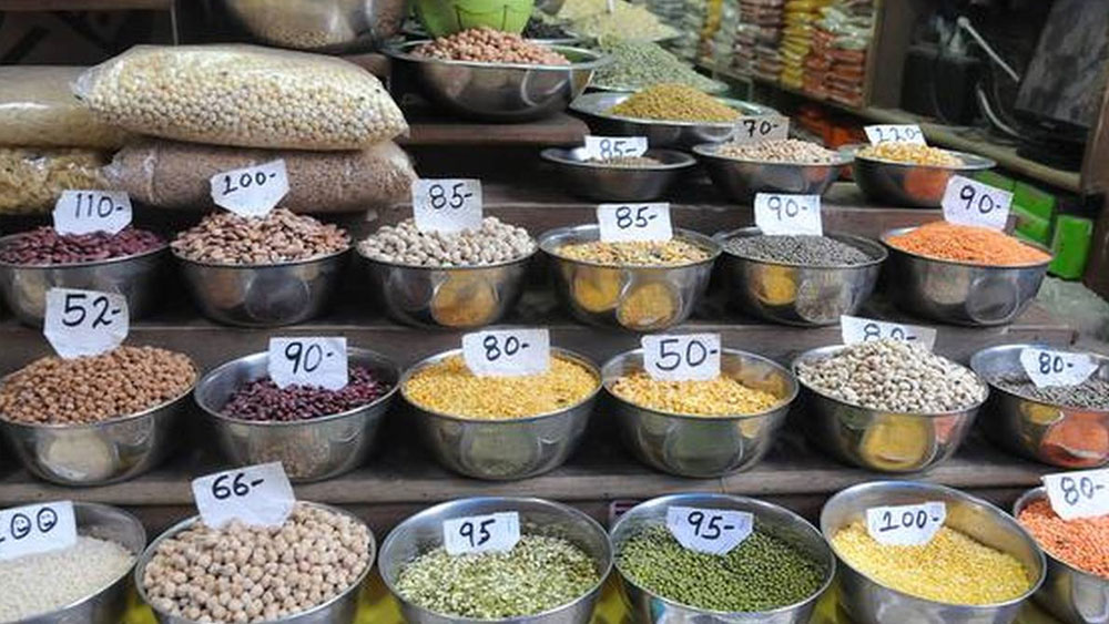 ব্রিটিশ জমানায় দ্বিতীয় বিশ্বযুদ্ধের সময় প্রথম কালোবাজারি ও মজুতদারি রুখতে আইন জারি হয়। পরে তা উঠেও যায়। স্বাধীন ভারতে কালোবাজারি, বেআইনি মজুতদারি রুখতে ১৯৫৫-সালে অত্যাবশ্যক পণ্য আইন জারি হয়।