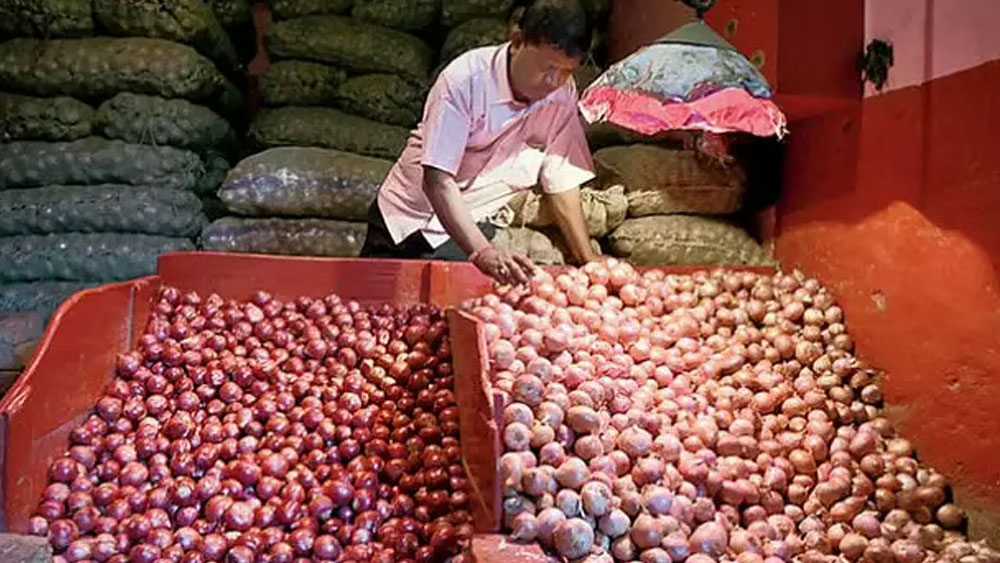 কেন্দ্রের যুক্তি— চাল, ডাল, আলু, পেঁয়াজের মতো খাদ্যশস্য বা আনাজের মজুতে ঊর্ধ্বসীমা থাকায় কৃষিপণ্যের ব্যবসা করা বা খাদ্য প্রক্রিয়াকরণ সংস্থাগুলির কাজ করতে সমস্যা হচ্ছিল। এখন মজুতের উপর বিধিনিষেধ উঠে যাওয়ায় বেসরকারি সংস্থাগুলি হিমঘর, গুদাম তৈরি করবে।