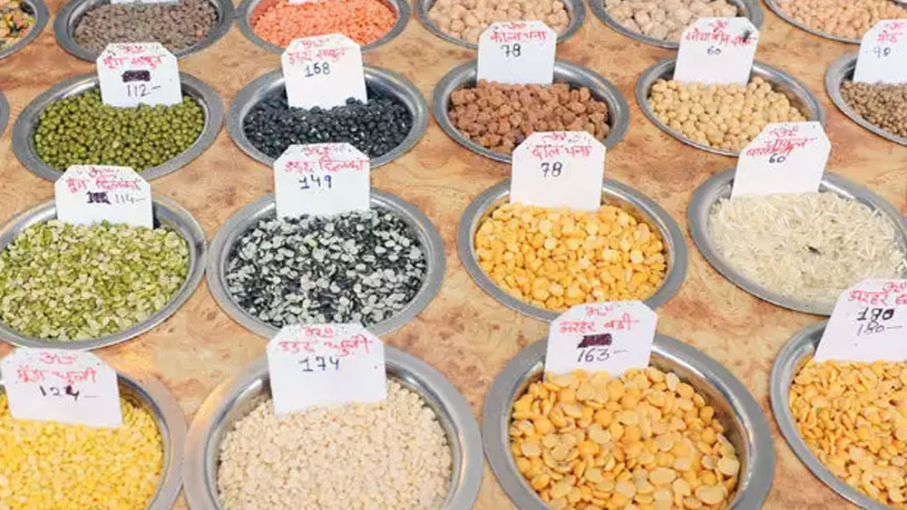 চাষিদের মান্ডিতেই ফসল বেচার বাধ্যবাধকতা উঠে যাওয়ায় বড় সংস্থাগুলি সরাসরি চাষিদের থেকে ফসল কিনবে। অন্যদিকে, বিরোধী শিবির ও কৃষক সংগঠনগুলির অভিযোগ, অম্বানী-আদানিদের সুবিধা করে দিতেই  মোদী সরকার লকডাউনের মধ্যেই কৃষি ক্ষেত্রে তিন অধ্যাদেশ জারি করেছিল।