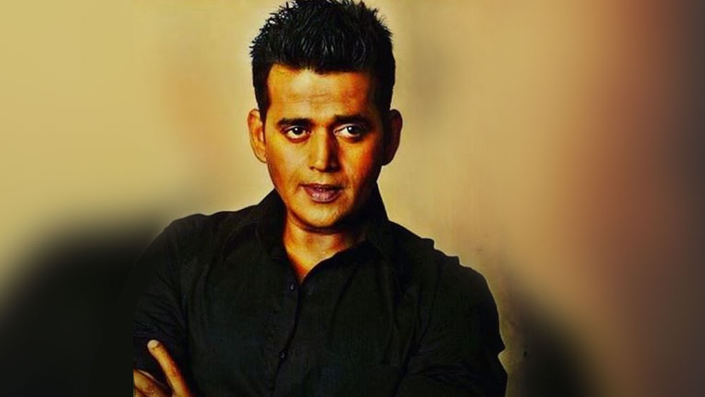 রবির বাবা ছিলেন পুরোহিত। সঙ্গে দুধের দোকানও চালাতেন। রবির যখন বছর দশেক বয়স, তাঁর বাবার সঙ্গে ঝগড়া হয় কাকার। ব্য়বসা গুটিয়ে রবির বাবা সপরিবার চলে গেলেন গ্রামের বাড়িতে। বিহার-উত্তরপ্রদেশের সীমানায় জৌনপুর জেলার প্রত্যন্ত গ্রামে তাঁদের আদিবাস ছিল। সেখানেই চলে যান তাঁরা।