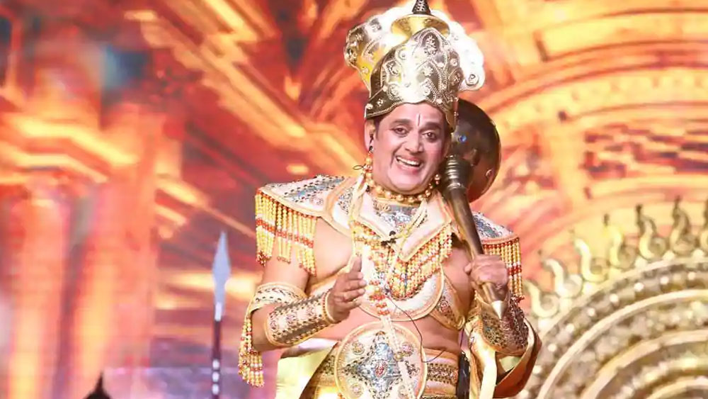 জৌনপুরের গ্রামে সাত বছর থাকেন রবি কিশন। কিন্তু গ্রামে থাকতে একটুও ভাল লাগত না তাঁর। চোখে ভাসত মুম্বইয়ের জীবন। কানে বাজত অমিতাভের বিভিন্ন ছবির সংলাপ। পড়াশোনায় কোনওদিনই বিশেষ মন ছিল না রবি-র। ভাল লাগত রামলীলায় সীতা সাজতে।