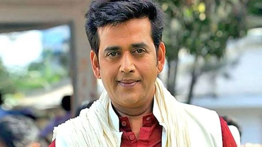 এদিকে বাবার ইচ্ছে, ছেলে পারিবারিক দুধের ব্যবসায় শামিল হোক। কিন্তু রবির সে ইচ্ছেও ছিল না। তাঁর দু’চোখে অন্য় স্বপ্ন। যদিও বাবার কথা অমান্য করায় মারধরের হাত থেকেও রেহাই পেতেন না।