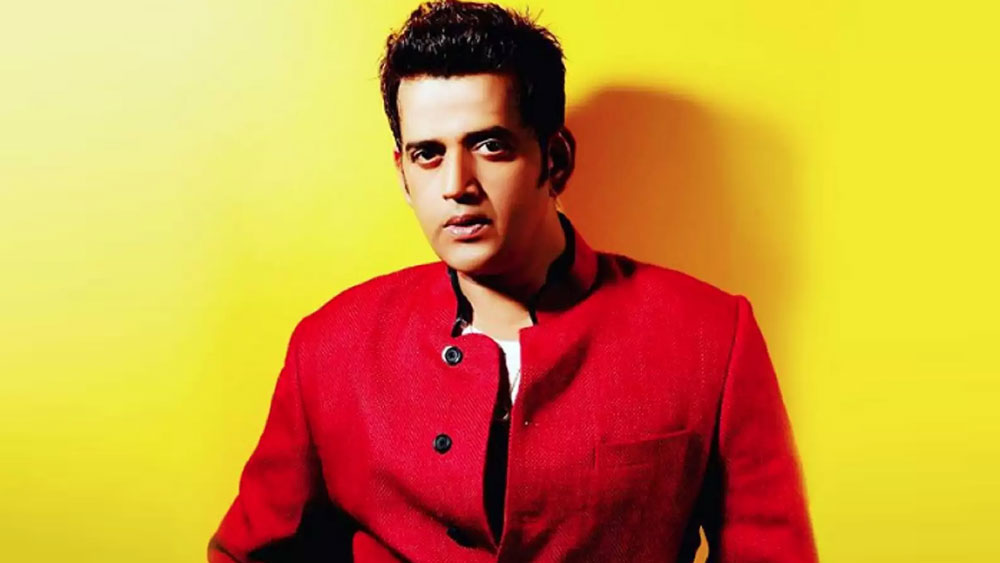 শেষ অবধি মায়ের কাছ থেকে পাঁচশো টাকা নিয়ে জৌনপুর থেকে মুম্বই পালিয়ে এলেন রবি। থাকতে শুরু করলেন পুরনো ঠিকানার ঘরেই। বন্ধু রীধেশ দেশমুখের সাহায্যে পরিচিতি বাড়ল ফিল্ম ইন্ডাস্ট্রিতে।