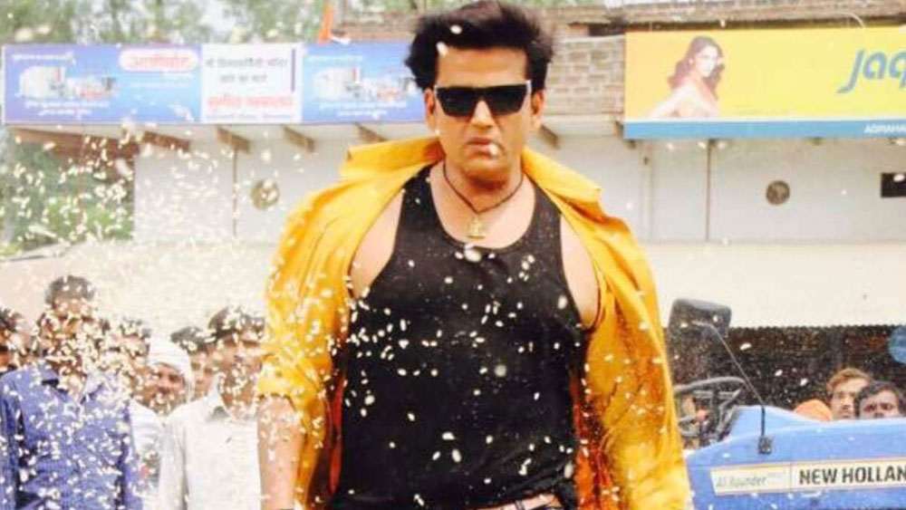 ১৯৯২ সালে বি গ্রেডের একটি ছবি ‘পীতাম্বর’-এ অভিনয় করলেন রবি। পারিশ্রমিক পেয়েছিলেন পাঁচ হাজার টাকা।  এর পরের কয়েক বছরে ‘জখমি দিল’,‘অগ্নি মোর্চা’, ‘জাস্টিস চৌধুরি’-সহ বেশ কয়েকটি হিন্দি ছবিতে অভিনয় করেন তিনি।