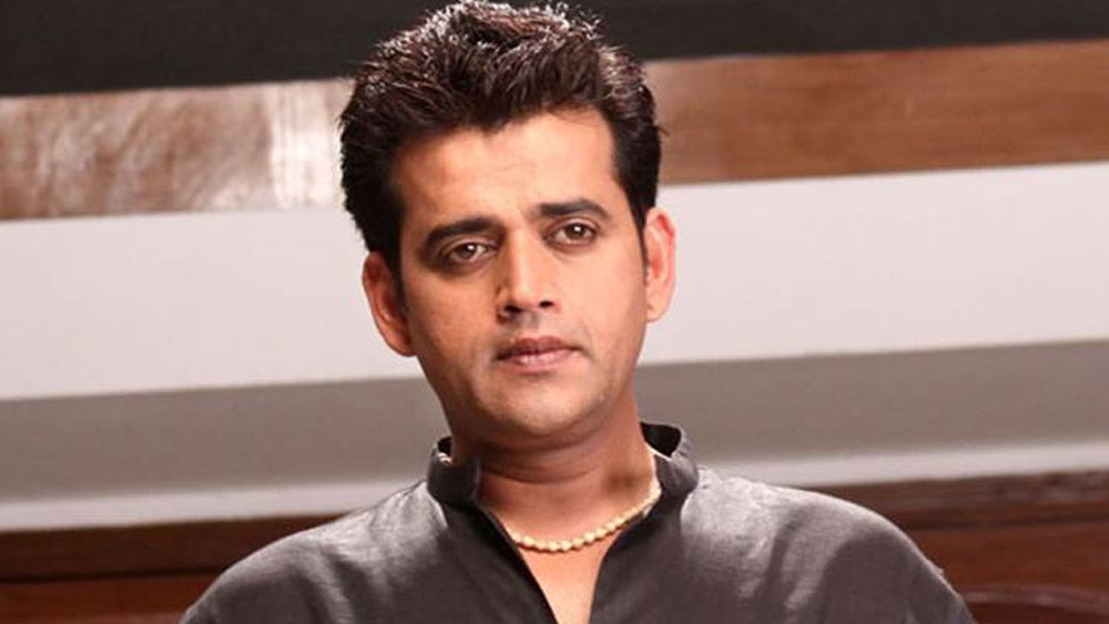 মায়ের কথায় সেই দ্বিধা দূর হয়। রবিকে তাঁর মা বলেন গ্রামের বাসিন্দাদের জন্য ভোজপুরী ছবিতে অভিনয় করতে। তাঁরা বাড়িতে অওয়ধি কথ্যরীতিতে কথা বলতেন। ফলে ভোজপুরী ভাষা আয়ত্ত করতেও সমস্যা হয়নি রবি কিশনের।