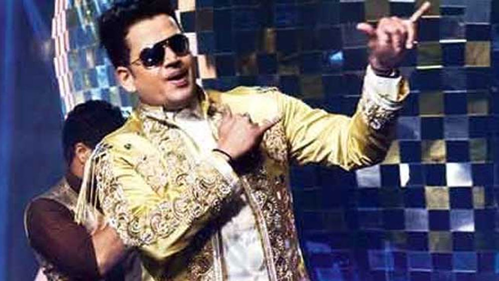 বলিউডে সইফ আলি খান এবং কোরিয়োগ্রাফার গণেশ আচার্য তাঁর ঘনিষ্ঠ বন্ধু।  সুপারস্টার হওয়ার পরে তিনি অংশ নিয়েছেন ‘ঝলক দিখলা যা’ এবং ‘বিগ বস’-এর মত জনপ্রিয় রিয়েলিটি শো-এ। ২০০৭-এ ‘স্পাইডার ম্যান’-এর ভোজপুরী সংস্করণে তিনি ডাবিং করেছিলেন মূল চরিত্র পিটার পার্কারের সংলাপেই।