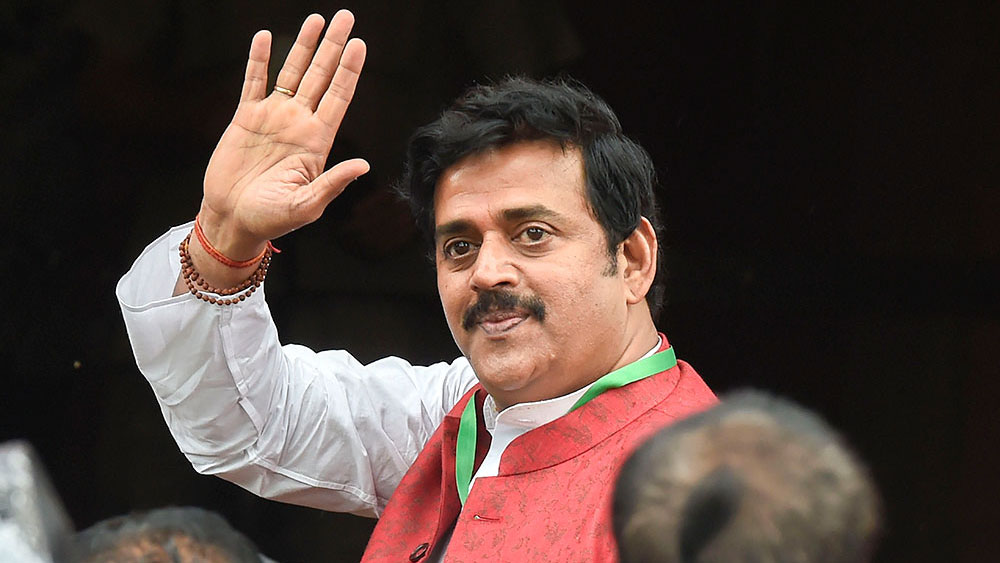 অভিনেতা-জীবনে খ্যাতি ও পরিচিতির মধ্যেই পালাবদল। রাজনীতিতে এলেন রবি কিশন। যোগ দিলেন কংগ্রেসে। ২০১৪ লোকসভা নির্বাচনে প্রতিদ্বন্দ্বিতাও করলেন। কিন্তু জৌনপুর কেন্দ্রে ভোট পেলেন মাত্র ৪.২৫ শতাংশ। তিন বছর পরে ২০১৭-এ তিনি যোগ দেন বিজেপিতে। ২০১৯  লোকসভা নির্বাচনে গোরক্ষপুর কেন্দ্র থেকে নিকটতম প্রতিদ্বন্দ্বী সমাজবাদী পার্টির প্রার্থীকে হারিয়ে জয়ী হন রবি কিশন।