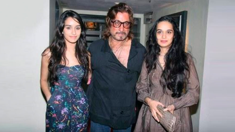 পঞ্জাবি এবং মরাঠি, এই দুই সংস্কৃতির মিশ্র পরিবেশে বড় হয়েছে শ্রদ্ধা। তাঁর বাবা পঞ্জাবি এবং মা শিবাঙ্গী মরাঠি। অভিনেত্রী পদ্মিনী কোলাপুরী সম্পর্কে তাঁর মাসি। লতা মঙ্গেশকরের পরিবারের সঙ্গেও মায়ের দিক দিয়ে আত্মীয়তার বন্ধন আছে শ্রদ্ধা কপূরের।